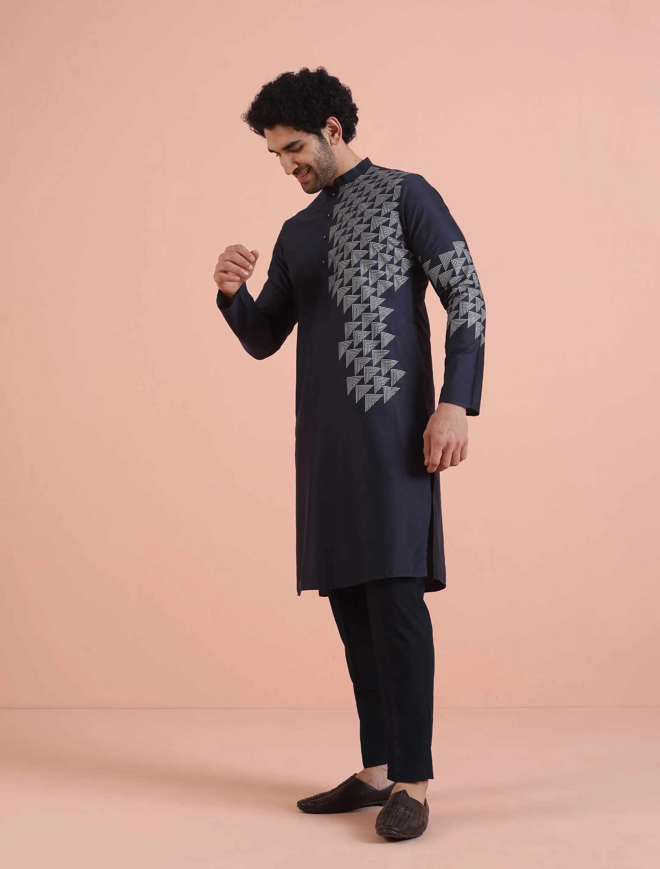Men Navy Blue Printed Geometric Kurta - Image 3