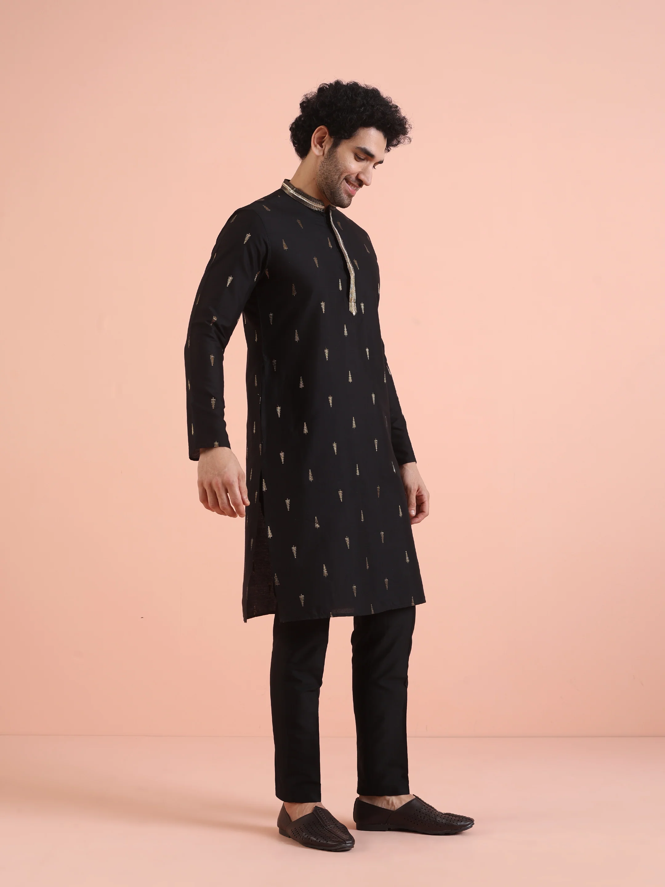 Men Black Jacquard Kurta with Ethnic Motifs - Image 2
