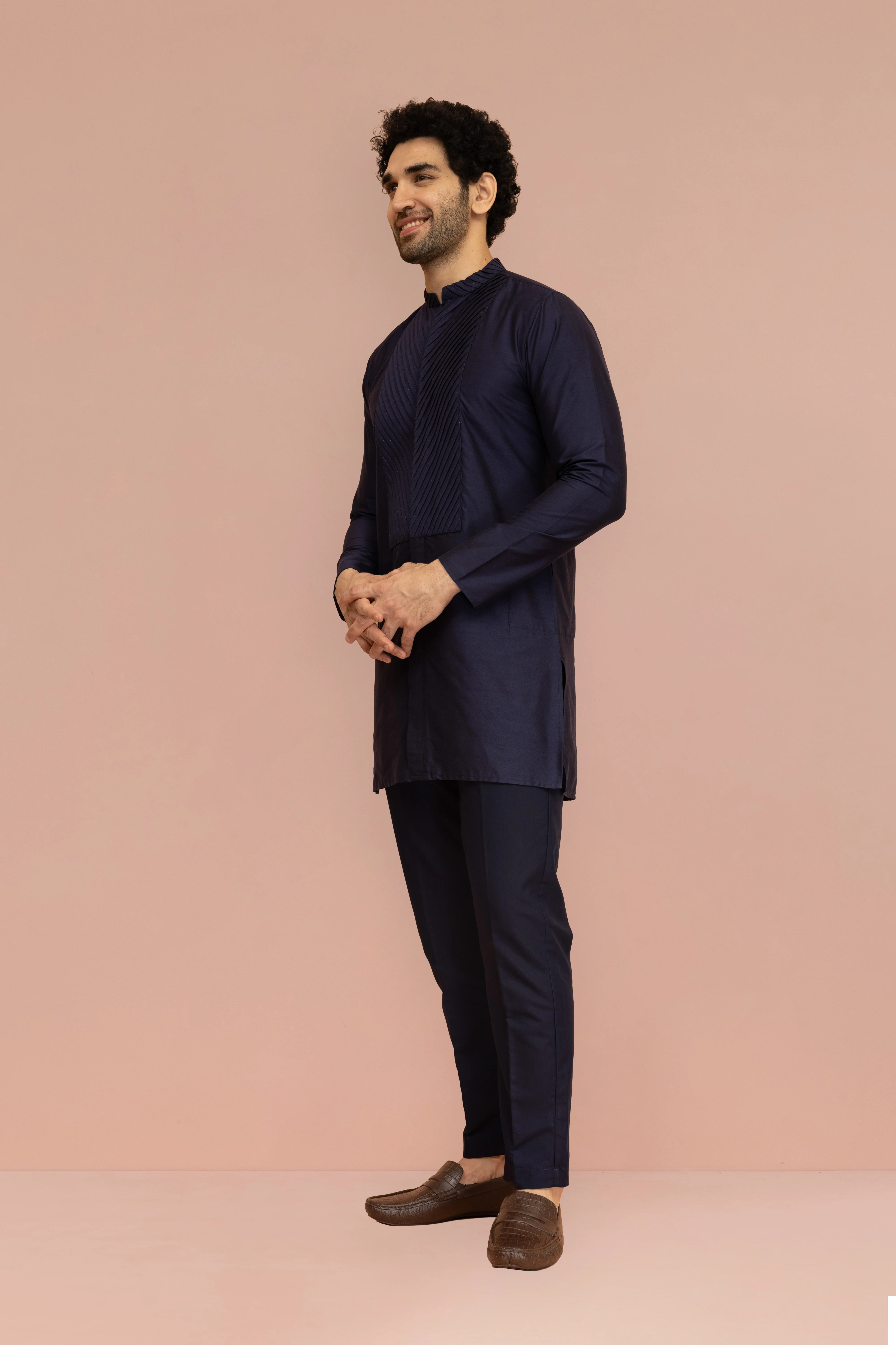 Men Navy Blue Yoke Design Pleating Mid Kurta Trouser Set - Image 2