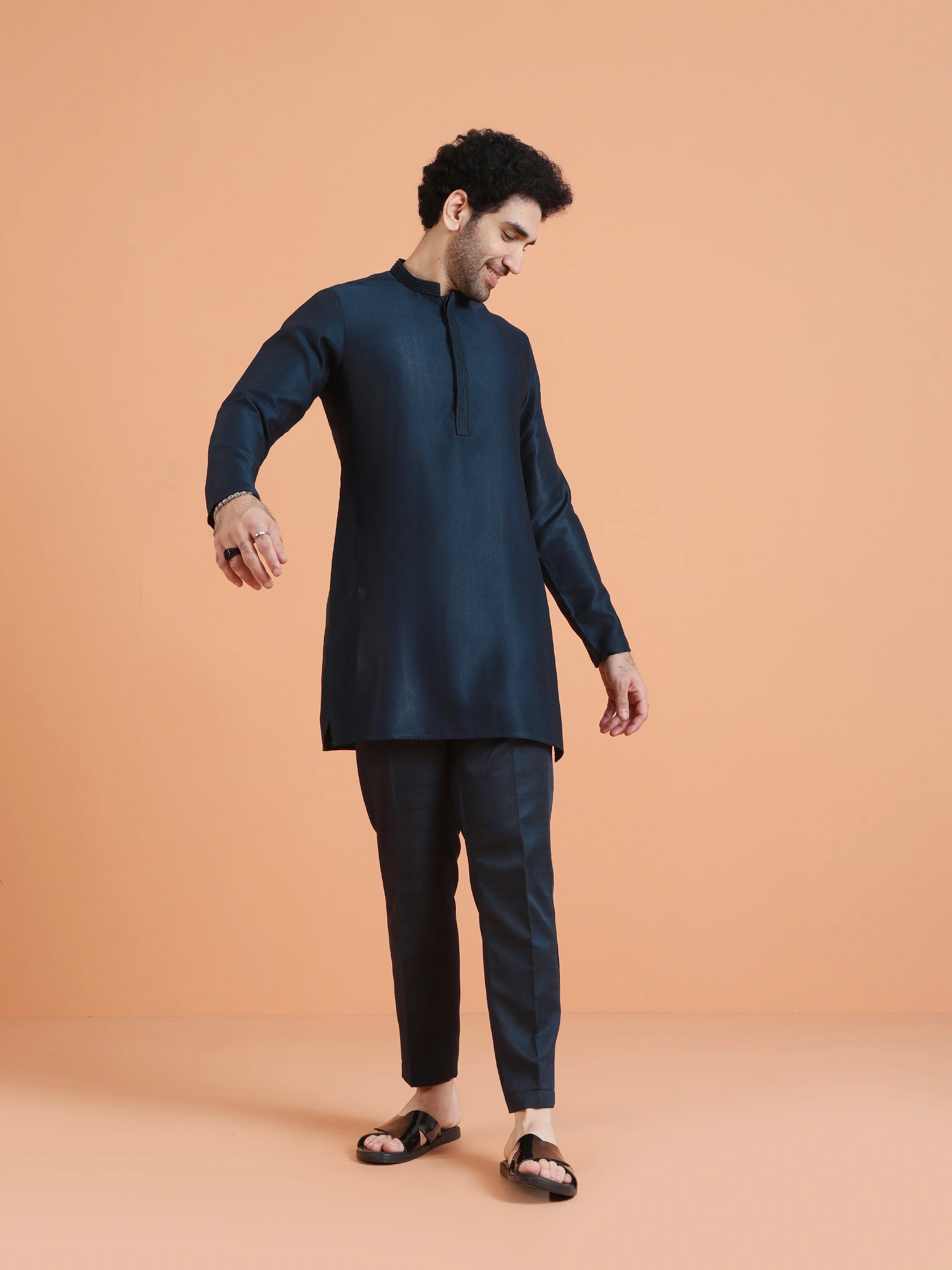 Navy Blue Silk Blend Solid Mid Kurta - Image 2