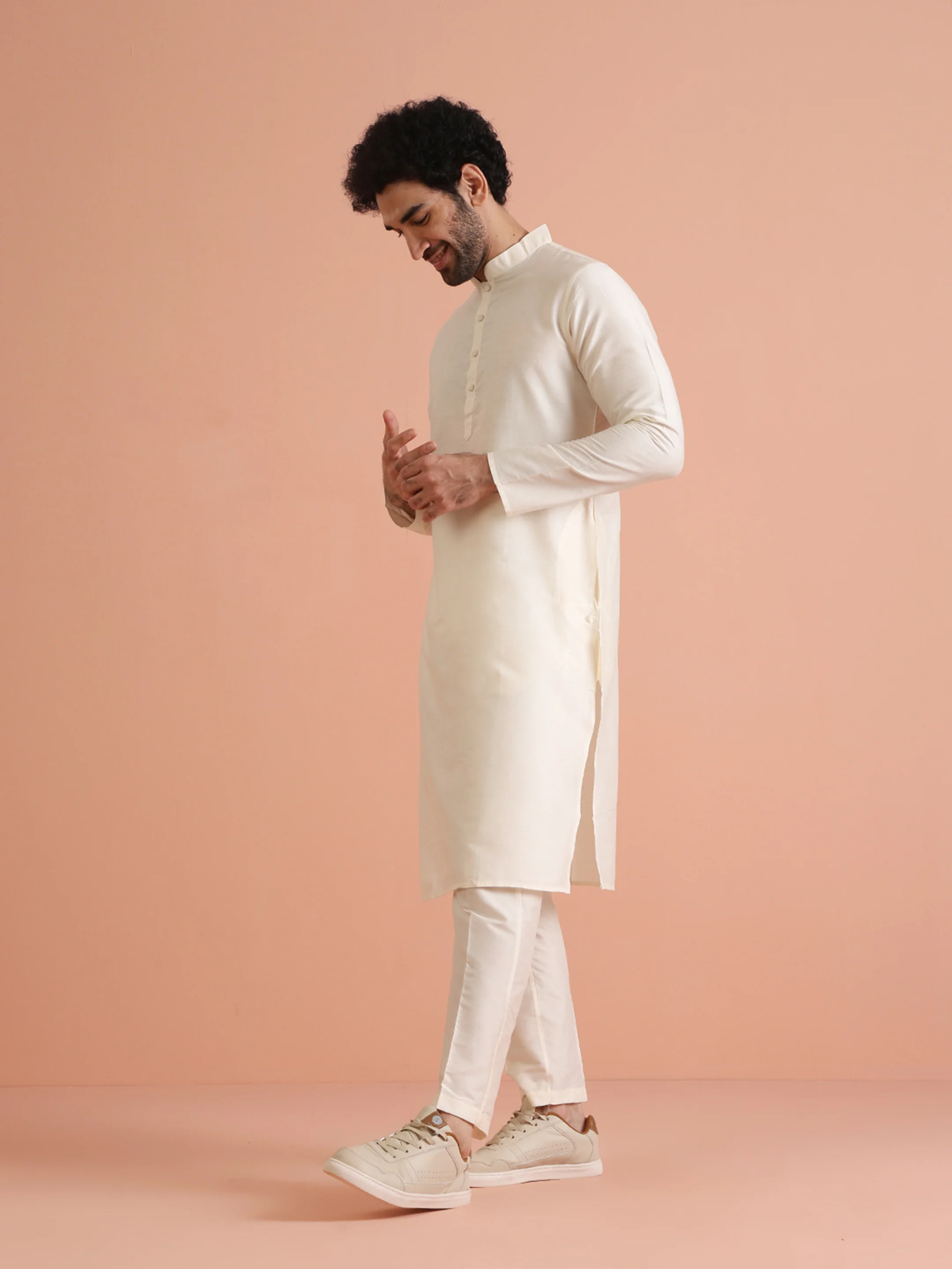 Off-White Cotton Blend Solid Plain Kurta - Image 3