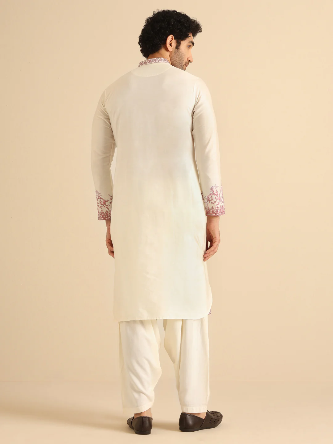 Off-White Silk Blend Embroidered Long Kurta - Image 4